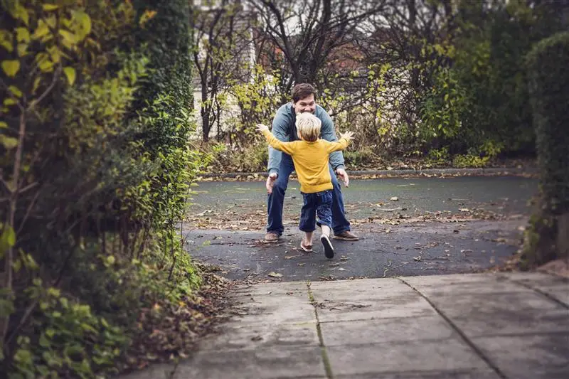 Colleague carrying 2 bags of salad leaves